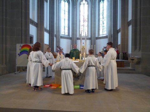 Ministranteneinführung in Herz Jesu: Jedes Jahr nehmen wir Kinder und Jugendliche in einem Festgottesdienst in die Gemeinschaft der Ministranten auf. Sie werden auch Messdiener oder Altardiener genannt und unterstützen den Priester während des Gottesdienstes.