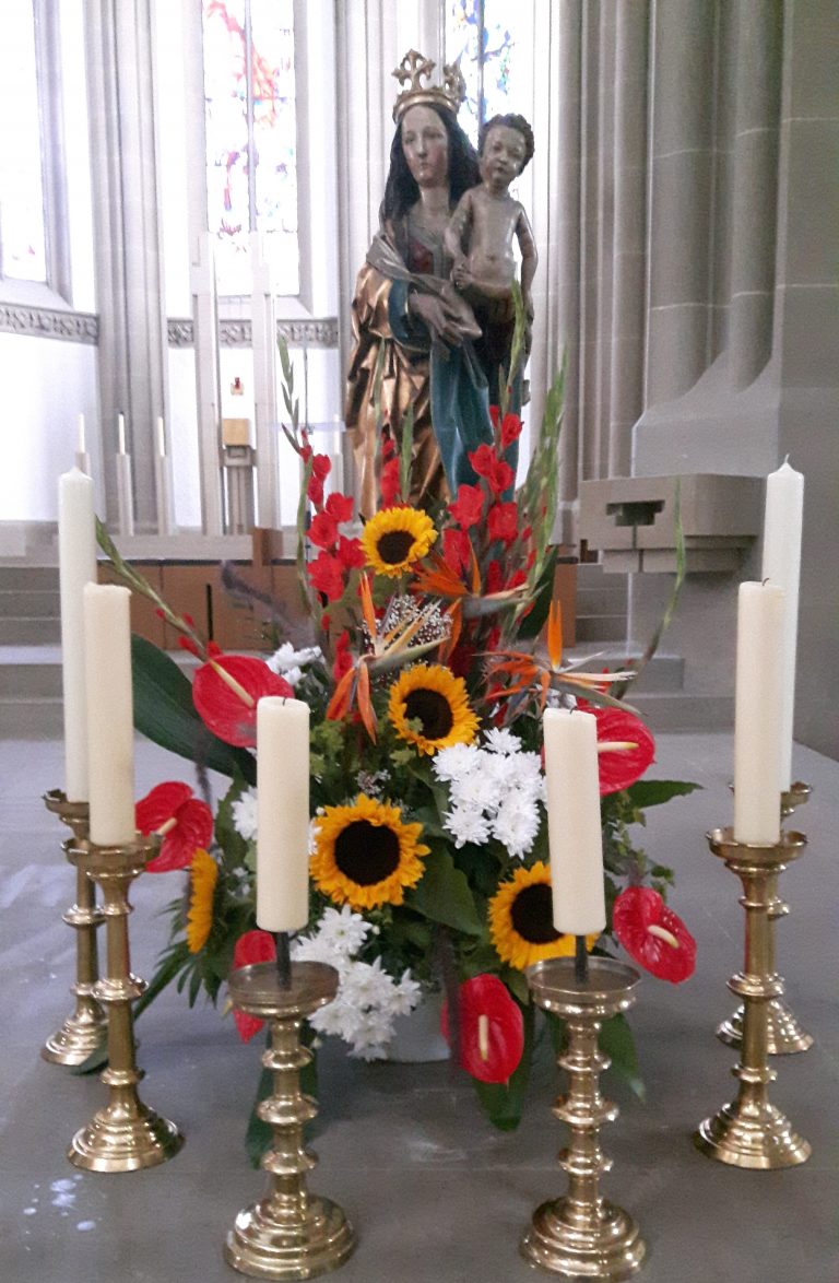 Marienmonat Mai in Herz Jesu: Als klassischer Marienmonat gilt der Mai. In diesem Monat verehren wir z.B. in Maiandachten ganz besonders die Gottesmutter Maria, die als Mutter aller Glaubenden und als Urbild der Kirche gilt.