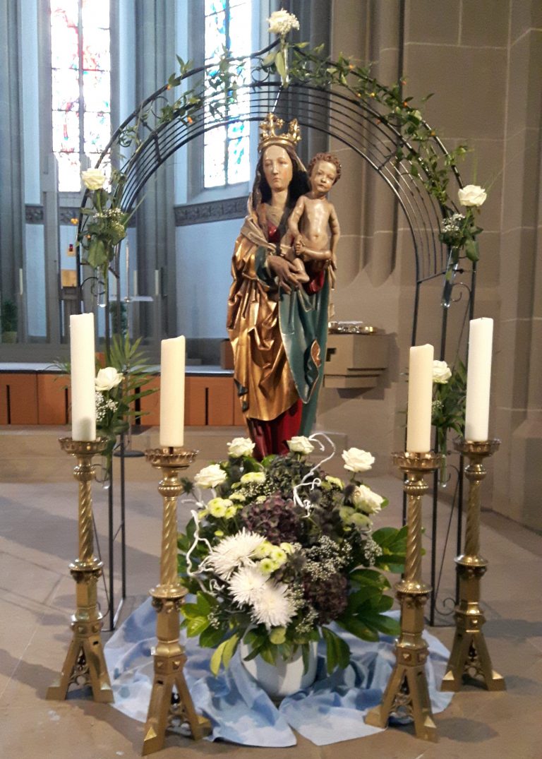 Rosenkranzmonat Oktober in Herz Jesu: Der Oktober gilt traditionell als Rosenkranzmonat und ist in besonderer Weise der Gottesmutter Maria geweiht. Dabei sind wir eingeladen, gerade in diesem Monat privat oder gemeinschaftlich den Rosenkranz (spezielle Gebetsform) zu beten. Der Rosenkranz findet sich im Gotteslob unter der Nummer 4.