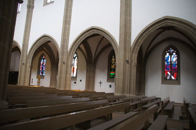 Die Quer- und Seitenschifffenster bilden einen Zyklus zu den Zeiten und Festen des Kirchenjahres. Er beginnt vorne rechts.