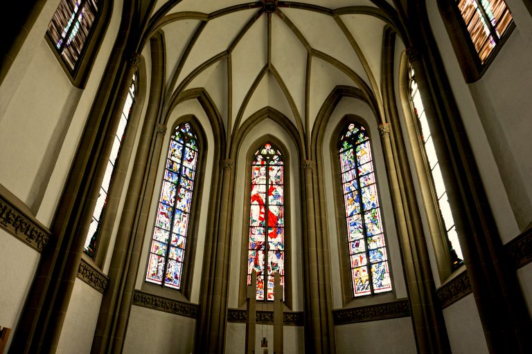 Die drei Chorfenster vorne in der Mitte stammen vom Münchner Professor Robert Rabold (1899-1974).