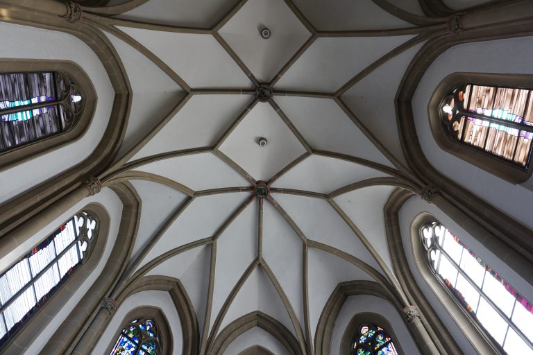 Gewölbe und Fenster