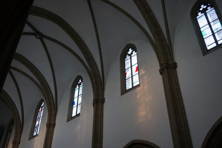 Die acht Obergadenfenster (Fenster über den Seitenschiffen) stellen die „acht Seligpreisungen“ nach dem Vorbild der Bergpredigt (Mt 5,1-12) dar, beginnend links hinten.