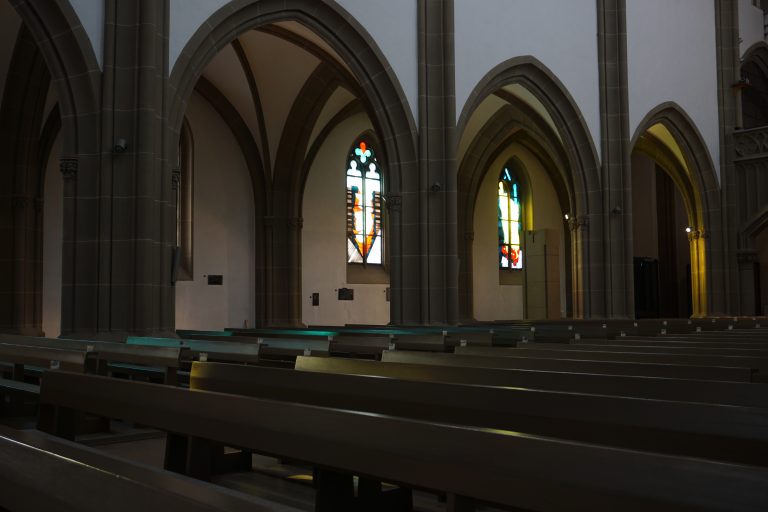 Alle weiteren Fenster wurden von Georg Meistermann (1911-1990), einem weltweit herausragenden Glasmaler, geschaffen.