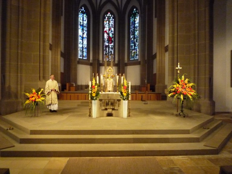 Ewige Anbetung in Herz Jesu: Ewige Anbetung ist in der Stadtpfarrkirche jedes Jahr am 18. September. An diesem Tag beten wir ununterbrochen vor dem Allerheiligsten, vor dem in der Monstranz (Zeigegerät für die geweihte Hostie) ausgesetzten Altarsakrament.