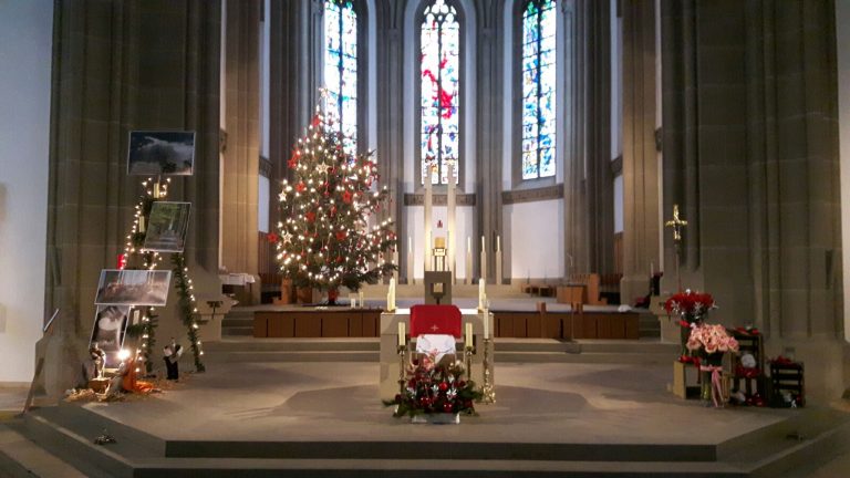 Weihnachten in Herz Jesu: An Weihnachten feiern wir jedes Jahr die Geburt Jesu Christi, des Retters und Erlösers. Das Hochfest wird am 25. Dezember begangen und beginnt schon am Vorabend, dem Heiligen Abend. Traditionell werden in der Stadtpfarrkirche eine Krippe und ein Christbaum aufgestellt.
