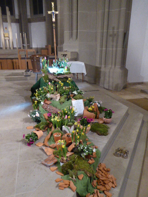 Ostern in Herz Jesu: Ostern ist das wichtigste Fest der Christen. An Ostern feiern wir jedes Jahr die Auferstehung Jesu Christi, des Sohnes Gottes, der den Tod überwunden hat. Der Ostersonntag ist der erste Sonntag nach dem ersten Vollmond im Frühling. Mit der Osternacht endet die vierzigtägige Fastenzeit und es beginnt die österliche Freudenzeit, die 50 Tage bis einschließlich Pfingsten dauert.