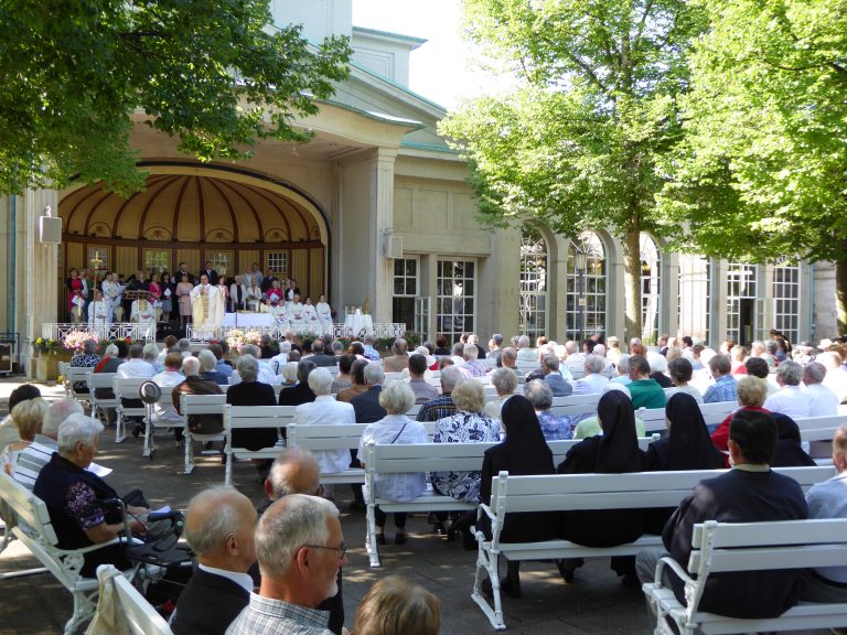 Fronleichnam in Herz Jesu: Fronleichnam ist das Fest des heiligsten Leibes und Blutes Christi. Die Gegenwart Jesu Christi im Sakrament der Eucharistie wird gefeiert. In einer feierlichen Prozession tragen wir die Monstranz (Zeigegerät für die geweihte Hostie) von der Kissinger Wandelhalle zur Stadtpfarrkirche und beten sie auf dem Weg an verschiedenen Altären an.