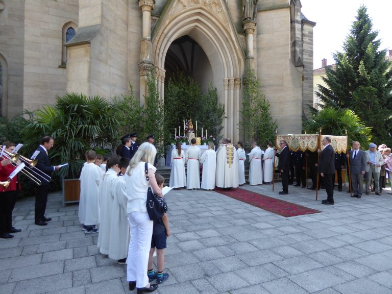 Fronleichnam in Herz Jesu: Fronleichnam ist das Fest des heiligsten Leibes und Blutes Christi. Die Gegenwart Jesu Christi im Sakrament der Eucharistie wird gefeiert. In einer feierlichen Prozession tragen wir die Monstranz (Zeigegerät für die geweihte Hostie) von der Kissinger Wandelhalle zur Stadtpfarrkirche und beten sie auf dem Weg an verschiedenen Altären an.