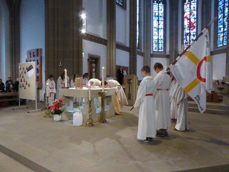 Ministranteneinführung in Herz Jesu: Jedes Jahr nehmen wir Kinder und Jugendliche in einem Festgottesdienst in die Gemeinschaft der Ministranten auf. Sie werden auch Messdiener oder Altardiener genannt und unterstützen den Priester während des Gottesdienstes.