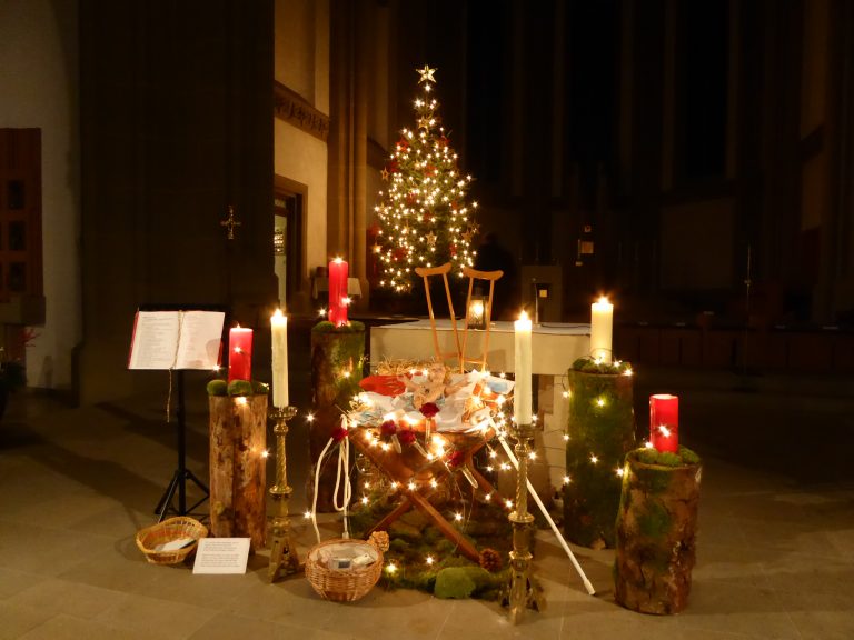 Weihnachten in Herz Jesu: An Weihnachten feiern wir jedes Jahr die Geburt Jesu Christi, des Retters und Erlösers. Das Hochfest wird am 25. Dezember begangen und beginnt schon am Vorabend, dem Heiligen Abend. Traditionell werden in der Stadtpfarrkirche eine Krippe und ein Christbaum aufgestellt.