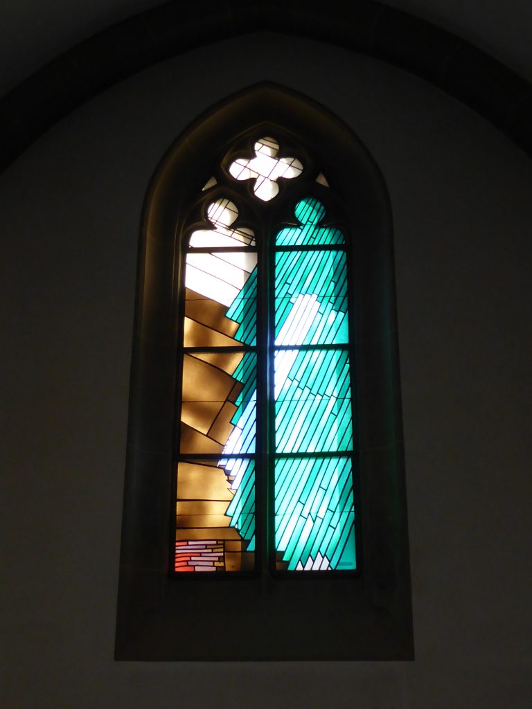 Seitenschiff – Advents- und Weihnachtszeit: Aus dem Grün der Hoffnung kommt der Ewige (blau) in das Dunkel der Erwartungszeit.