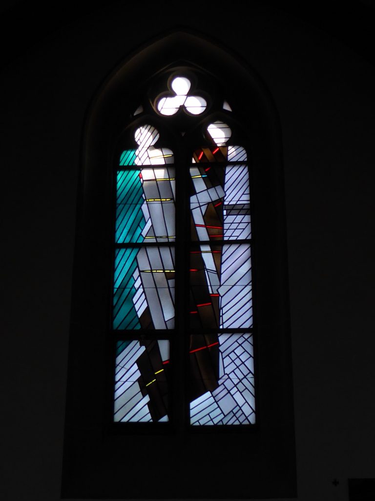 Seitenschiff – Österliche Buß(Fasten)zeit: Grau und Dunkel sowie Unruhe und Durcheinander stehen für die Erlösungsbedürftigkeit des Menschen.