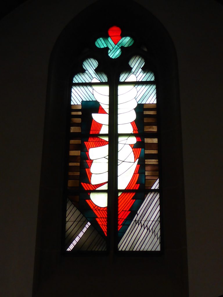 Seitenschiff – Ostern und Christi Himmelfahrt: Christus als Sieger über Sünde und Tod steigt empor zum Vater.