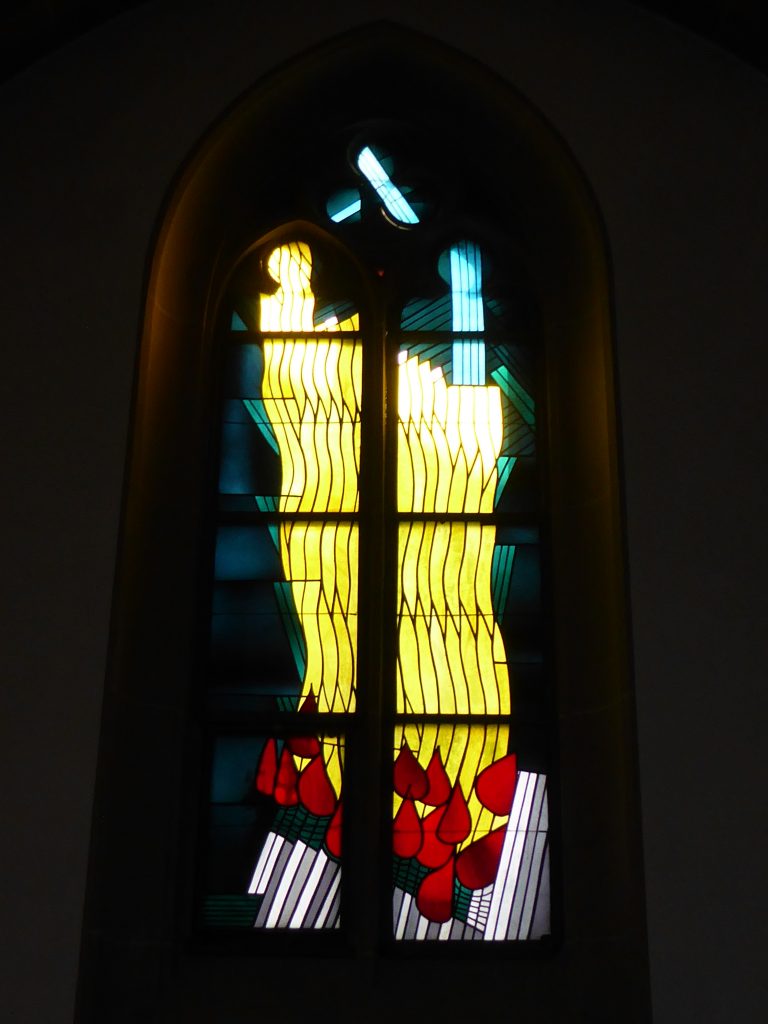 Seitenschiff – Pfingsten: Herabkunft des Heiligen Geistes in Form von breiten, leuchtenden Feuerzungen.