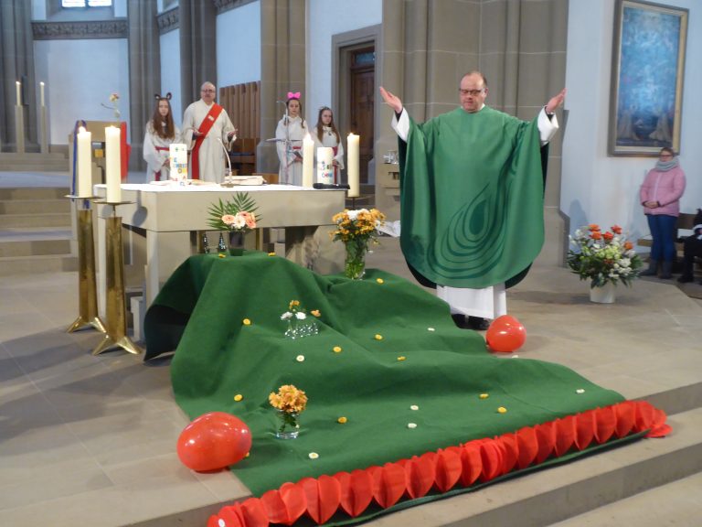 Fasching in Herz Jesu: Traditionell feiern wir am Faschingssonntag in der Stadtpfarrkirche einen Faschingsgottesdienst mit einer Predigt in Reimform.