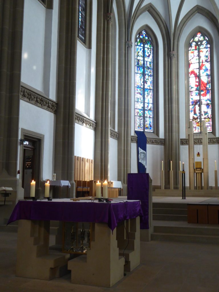 Fastenzeit in Herz Jesu: Die Fastenzeit (auch österliche Bußzeit genannt) beginnt mit dem Aschermittwoch und dauert 40 Tage. Sie erinnert an die 40jährige Wüstenwanderung der Israeliten und an die 40 Tage, die Jesus in der Wüste fastete und betete. Die Fastenzeit dient der Vorbereitung auf die Feier des Todes und der Auferstehung Christi.