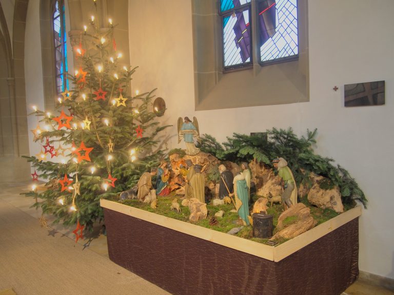 Weihnachten in Herz Jesu: An Weihnachten feiern wir jedes Jahr die Geburt Jesu Christi, des Retters und Erlösers. Das Hochfest wird am 25. Dezember begangen und beginnt schon am Vorabend, dem Heiligen Abend. Traditionell werden in der Stadtpfarrkirche eine Krippe und ein Christbaum aufgestellt.