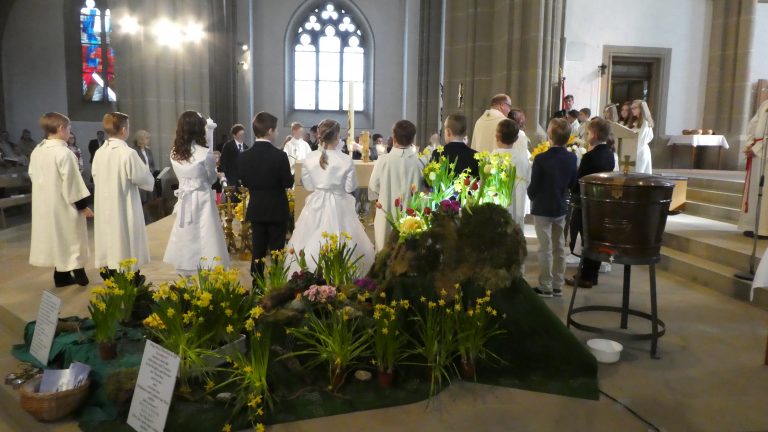 Weißer Sonntag in Herz Jesu: Der Weiße Sonntag ist der Sonntag nach Ostern. Traditionell findet an diesem Tag die Erstkommunion statt. Die neun- bis zehnjährigen Kinder empfangen dabei zum ersten Mal das Sakrament der heiligen Kommunion.