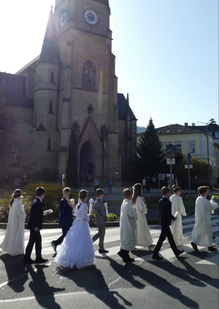 Weißer Sonntag in Herz Jesu: Der Weiße Sonntag ist der Sonntag nach Ostern. Traditionell findet an diesem Tag die Erstkommunion statt. Die neun- bis zehnjährigen Kinder empfangen dabei zum ersten Mal das Sakrament der heiligen Kommunion.