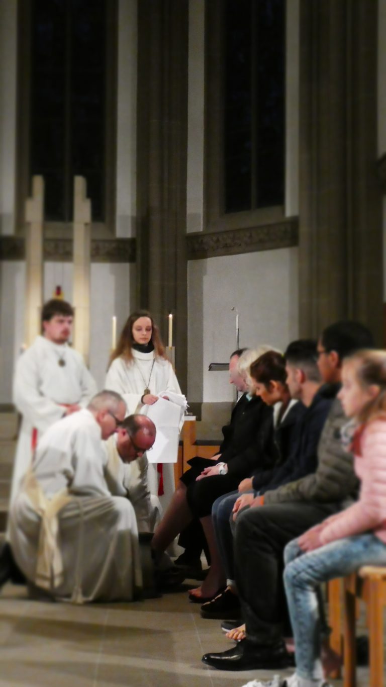 Gründonnerstag in Herz Jesu: Am Gründonnerstag der Karwoche gedenken wir des letzten Abendmahls Jesu vor seiner Kreuzigung. Angelehnt an Jesus, der seinen Jüngern beim Mahl die Füße wusch, findet eine Fußwaschung statt.