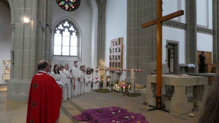 Karfreitag in Herz Jesu: Am Karfreitag der Karwoche gedenken wir des Kreuzestodes Jesu Christi. Um 15 Uhr, der überlieferten Todesstunde Jesu, findet die Liturgie (Feier) vom Leiden und Sterben Christi statt. Dabei trägt der Chor die Passion (Leidensgeschichte) vor und es wird eine Kreuzerhöhung und Kreuzverehrung durchgeführt.
