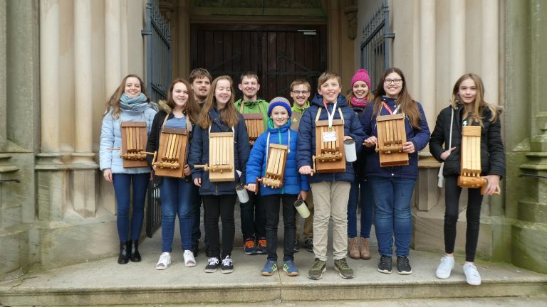 Die Ministranten Herz Jesu beim Ratschen: Am Karfreitag und Karsamstag ziehen traditionell Jugendliche mit hölzernen Ratschen (auch Klappern genannt) durch die Kissinger Innenstadt, um die schweigenden Glocken zu ersetzen, die der Legende nach nach Rom fliegen. Mit ihren Ratschen rufen die Ministranten zu den Gottesdienst- und Gebetszeiten.