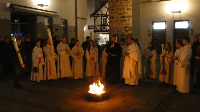 Ostern in Herz Jesu: Ostern ist das wichtigste Fest der Christen. An Ostern feiern wir jedes Jahr die Auferstehung Jesu Christi, des Sohnes Gottes, der den Tod überwunden hat. Der Ostersonntag ist der erste Sonntag nach dem ersten Vollmond im Frühling. Mit der Osternacht endet die vierzigtägige Fastenzeit und es beginnt die österliche Freudenzeit, die 50 Tage bis einschließlich Pfingsten dauert.