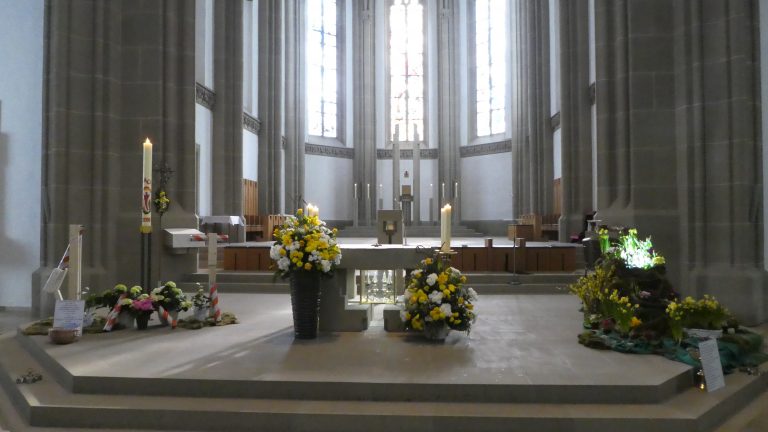 Ostern in Herz Jesu: Ostern ist das wichtigste Fest der Christen. An Ostern feiern wir jedes Jahr die Auferstehung Jesu Christi, des Sohnes Gottes, der den Tod überwunden hat. Der Ostersonntag ist der erste Sonntag nach dem ersten Vollmond im Frühling. Mit der Osternacht endet die vierzigtägige Fastenzeit und es beginnt die österliche Freudenzeit, die 50 Tage bis einschließlich Pfingsten dauert.